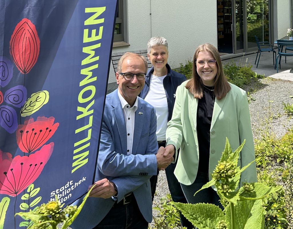 Bürgermeister Dr. Christof Bartsch mit Ute Hachmann und Charlotte Böddicker (v.l.n.r.).