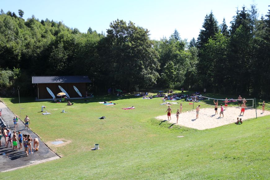 Waldfreibad Gudenhagen Liegewiese und Beachvolleyballfeld