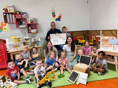 Spende über 500 Euro von Ray Facility Management Group an den Kindergarten Messinghausen 