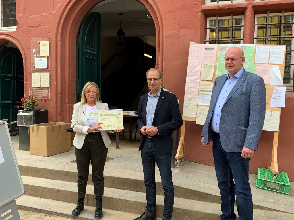 Scheck wird von Bürgermeister Dr. Christof Bartsch und Stadtkämmerer Franz Heers an die Bürgermeisterin von Bad Münstereifel Sabine Preiser-Marian übergeben