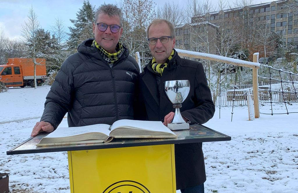 v.l.n.r. Norbert Dickel (trägt sich in das goldene Buch der Stadt Brilon ein) und Bürgermeister Dr. Christof Bartsch