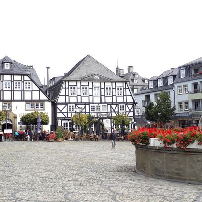 Der Briloner Marktplatz mit Petrusbrunnen (Kump) vom Rathaus aus gesehen.